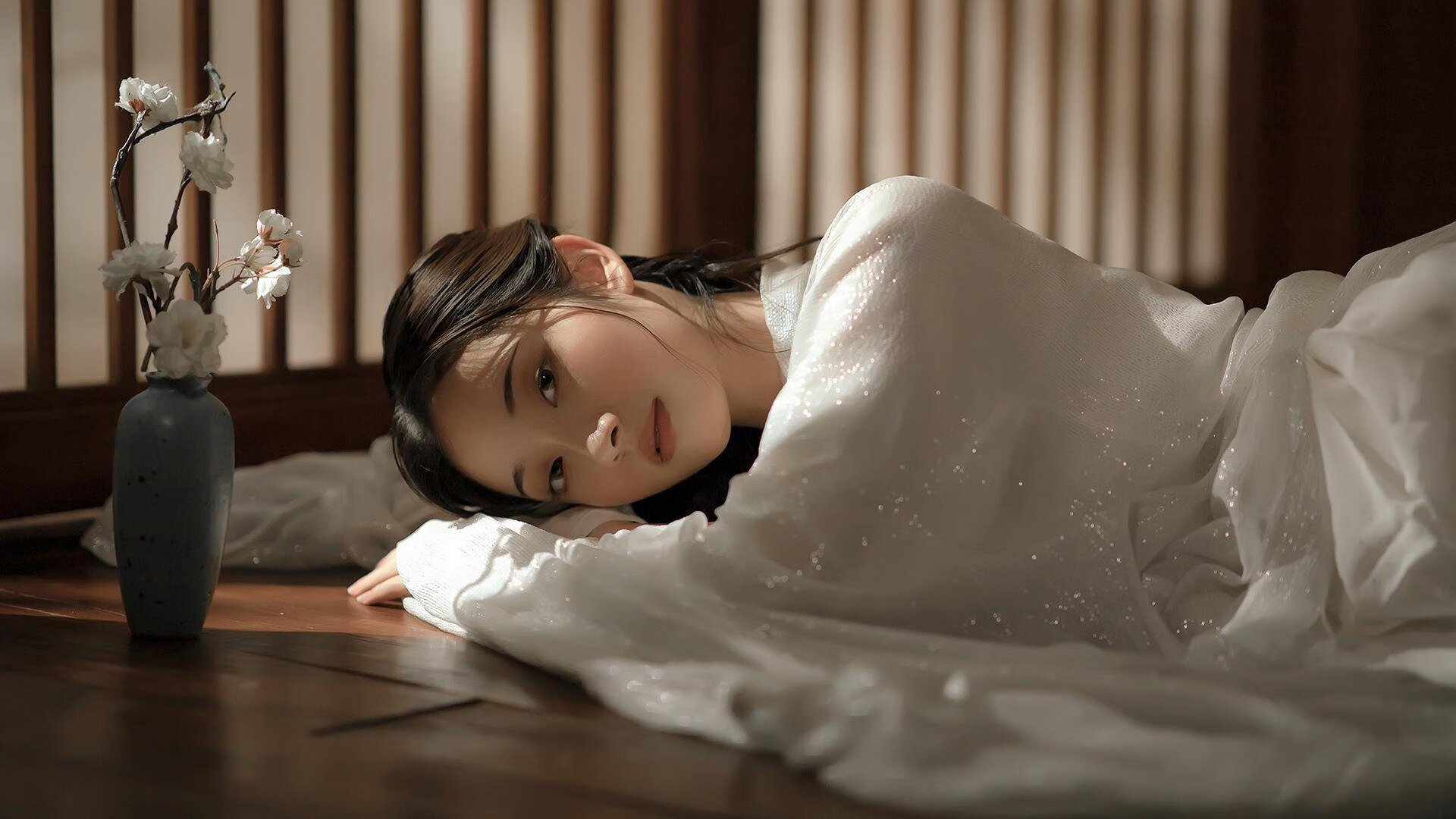 2015年总决赛第一场：勇士第一节就落后30分，但凭借库里连续远投，最终完成“史诗逆转”，点燃整个系列赛。